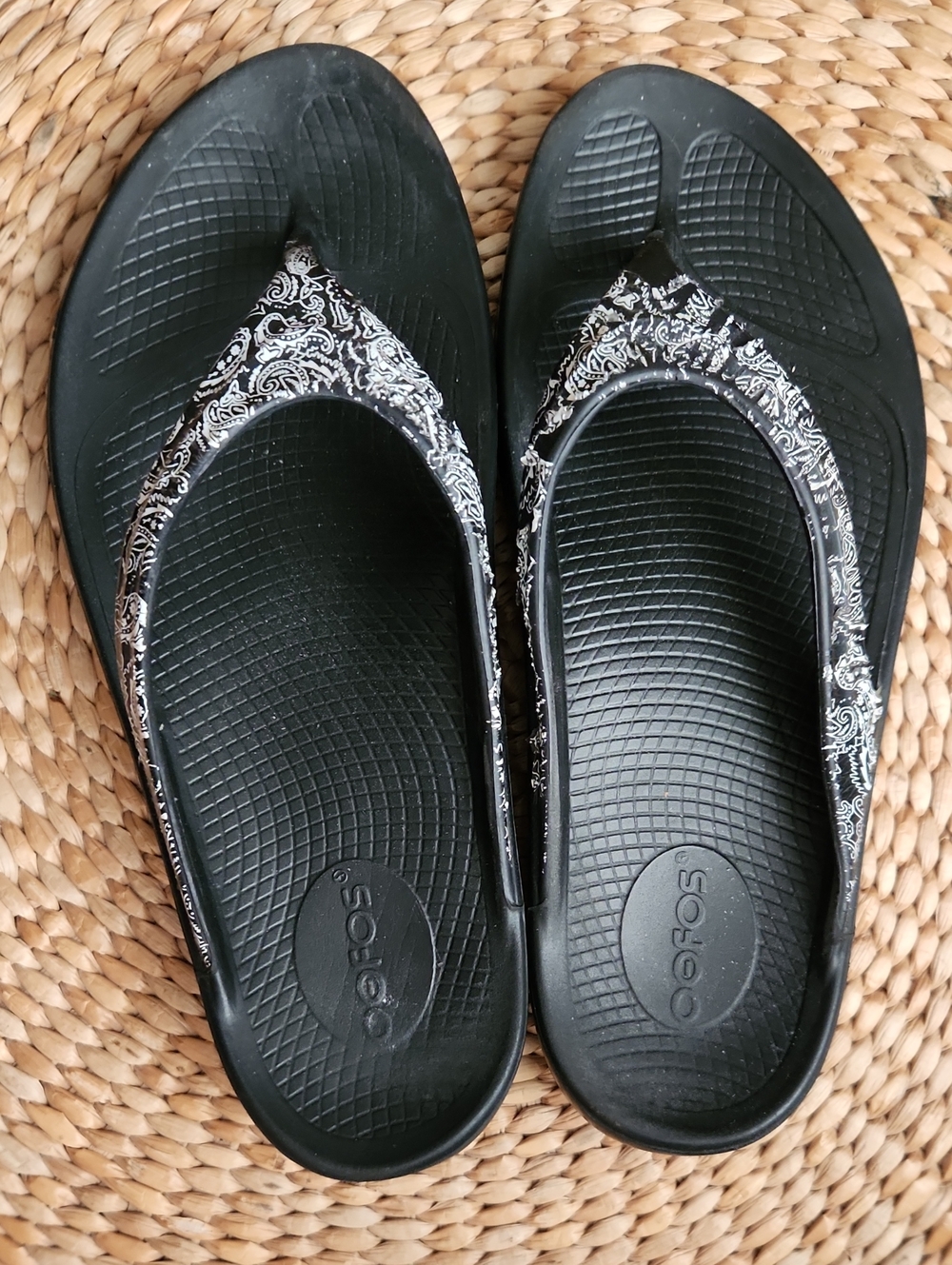 OOFOS Size 10 Women's Black & White Paisley Sandal